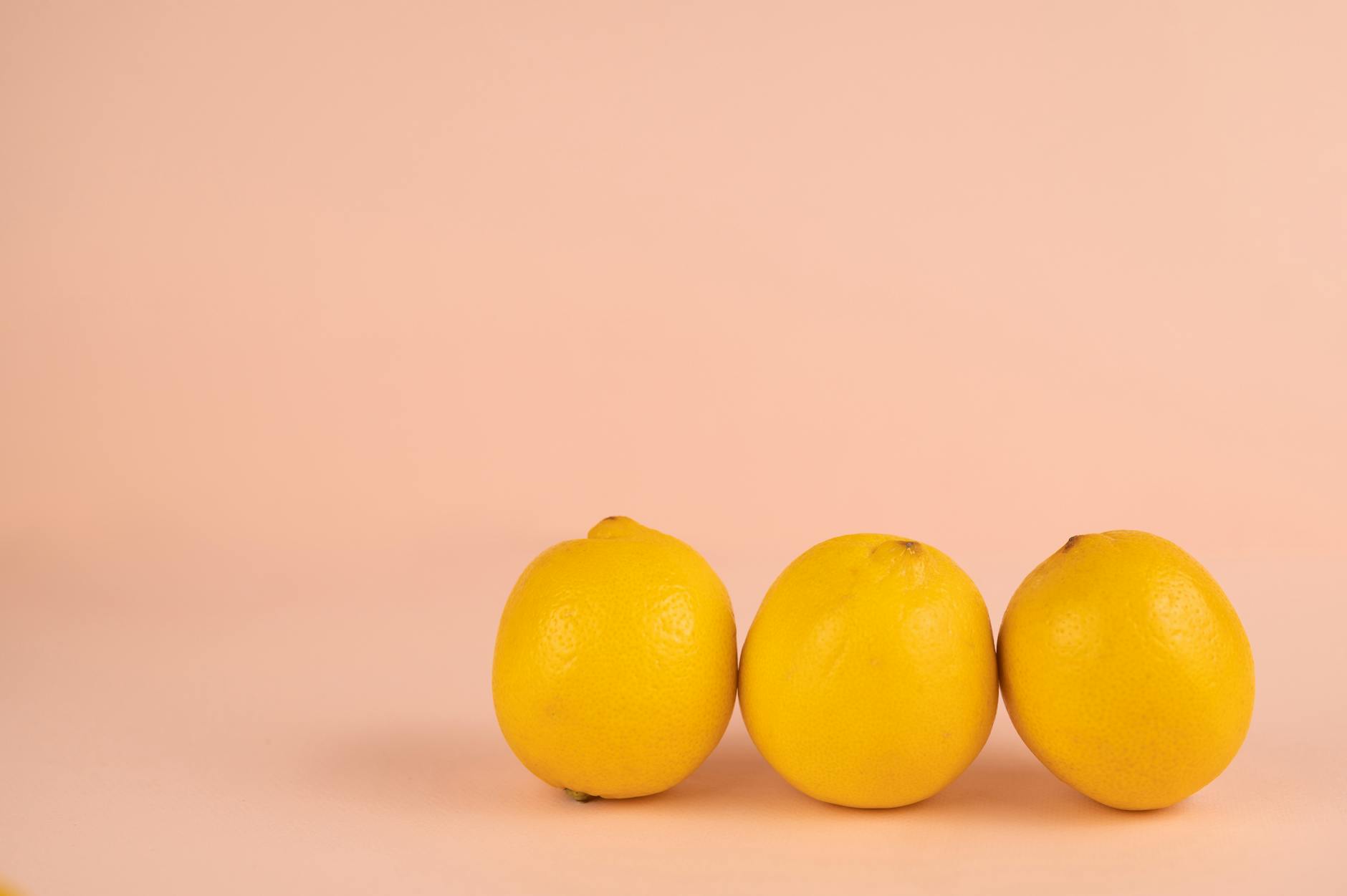Des citrons éclatants arrangés sur un fond pastel, symbolisant la fraîcheur et la vitalité de l'intimité renouvelée